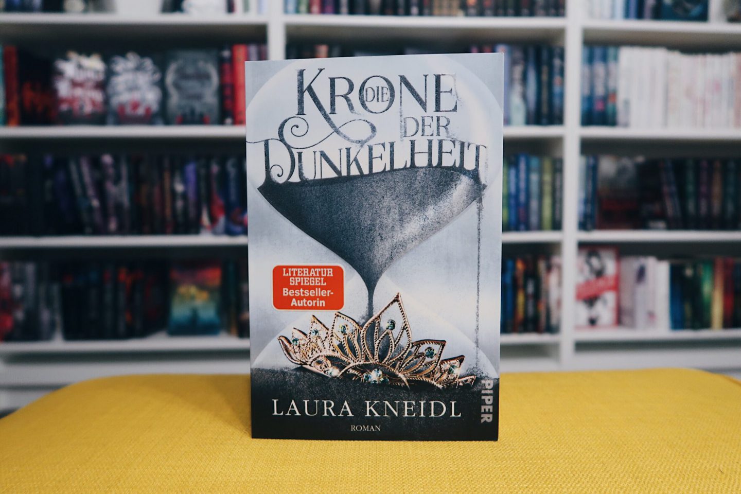 Die Krone der Dunkelheit | Kurzrezension & Interview mit Autorin Laura Kneidl